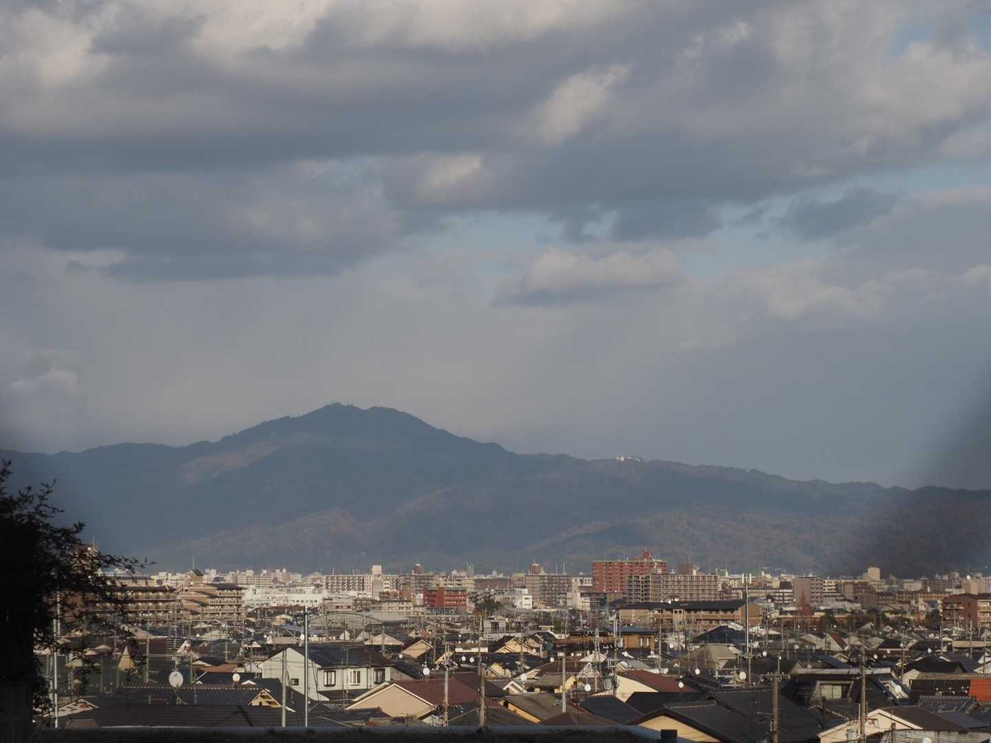 比叡山をみながら住宅街をも歩いて