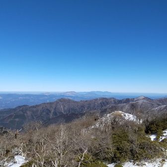 阿蘇山の噴煙と、奥にはくじゅう連山!!今日はピストン登山で冬の九州脊梁、満喫してきました♪