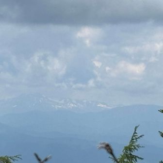 まだ雪の残る山並。