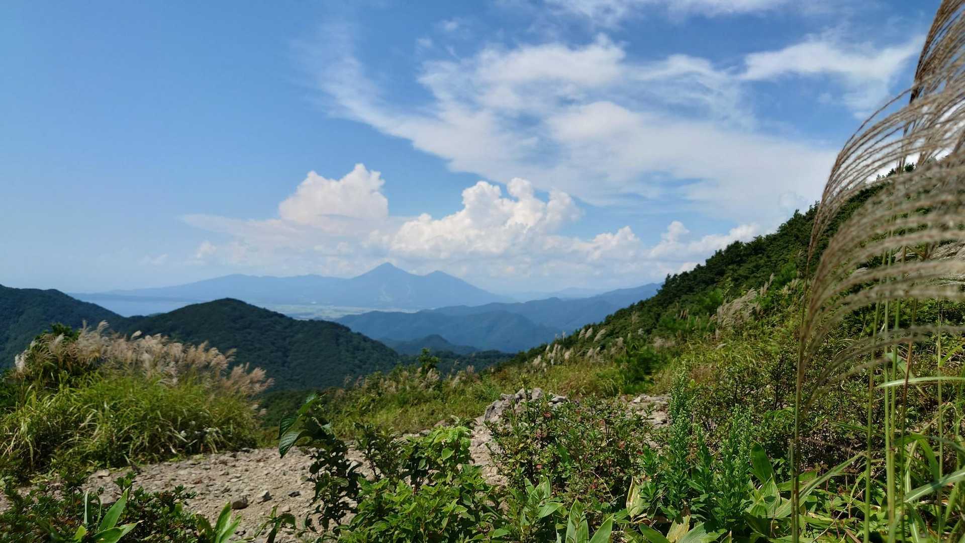 彼方に磐梯山