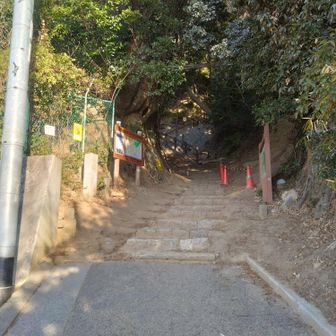 住宅街を抜けた先にあります