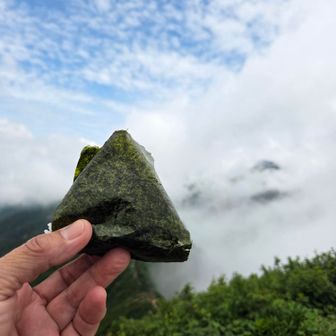 赤岳におにぎりを捧げる🍙
山頂が出てくるかな～🤔