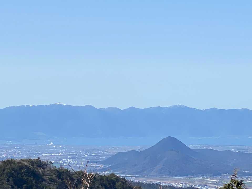 更にズームすると、
左の白い雪が残るのは蓬莱山、右に武奈ヶ岳。

MAZ尾根のメンバーが登ってる堂満岳も見えますな。今日は参加出来なくて申し訳ないです🤣