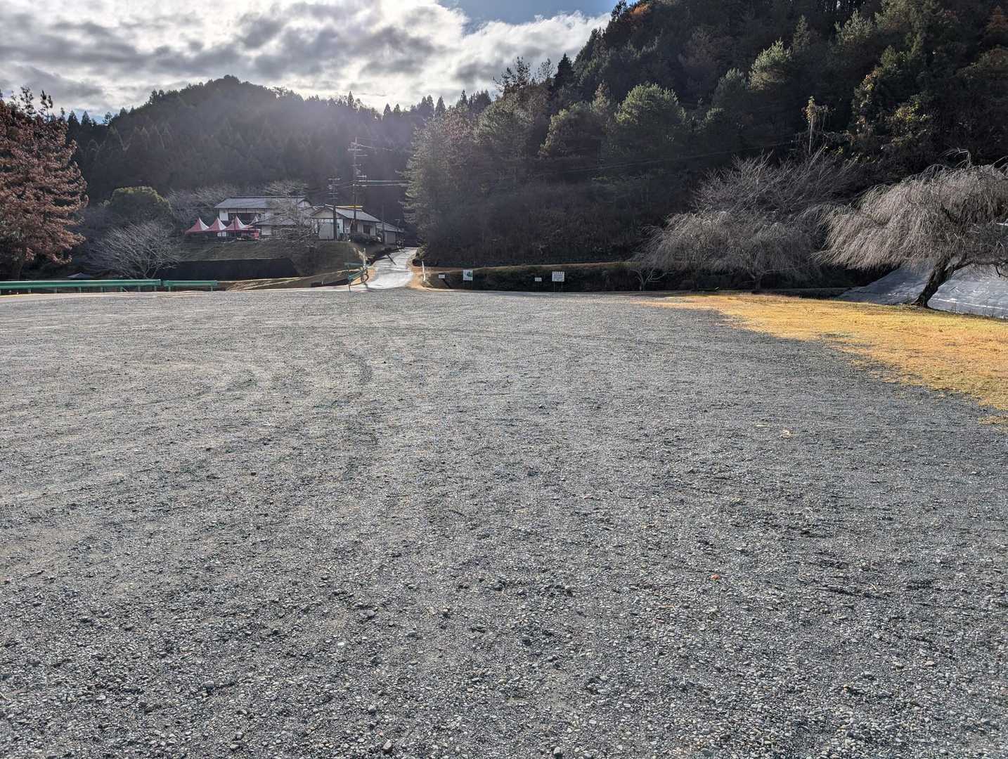 駐車場　誰も居ない！