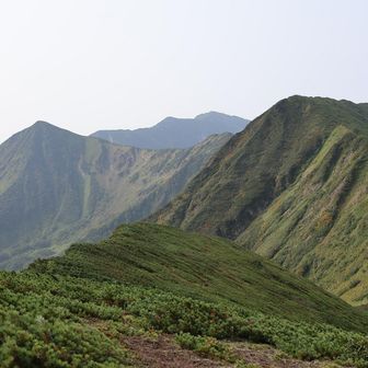 戸蔦別岳、（奥のほう）幌尻岳、北戸蔦別岳の並び
