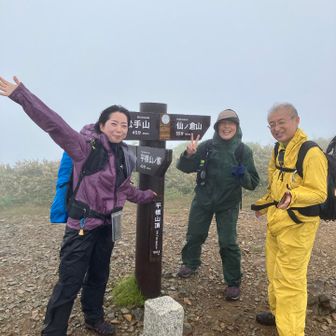 強風の中、みんなでパチリ。
マジで風凄かった！
この後仙ノ倉山にむかうかどうするか。リピーターの方が「本当は超絶景なんだよ、でも、今日は何も見えないからやめよう」ってお仲間に話してて。ちゃっかり話しかけて聞いても、ちょっと厳しそうなので、2026mは惜しかったけど、ここからこの中多分1.5時間ほど行くのは、、、と。勇気ある撤退しました。

