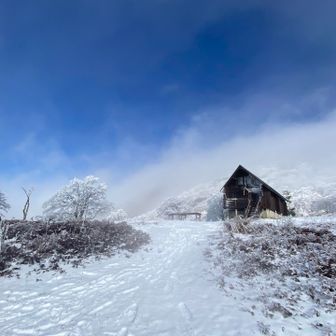 ここ明神平はかつてはスキー場だったそうで
広々とした草原が広がっていて、開放的で気持ちがいい。
テント泊もできて、年中楽しめる場所です😊