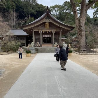 竈門神社。登山道は左折。