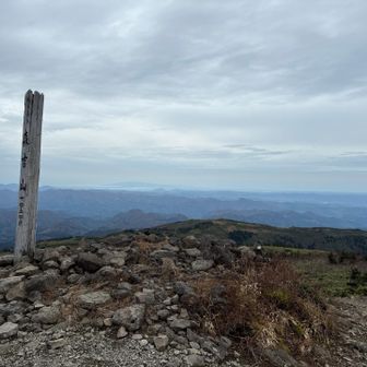 山頂と奥に男鹿半島