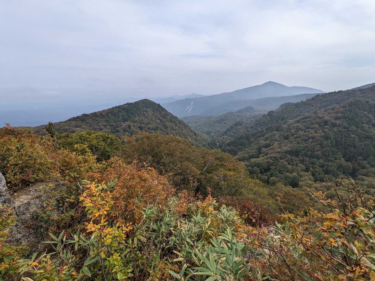 奥には北泉ヶ岳。