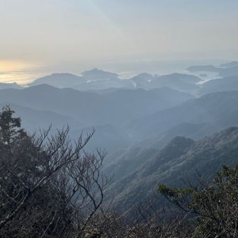 山頂そばにさっきの除き岩よりも小さめの岩があり、眺望も開けていました。