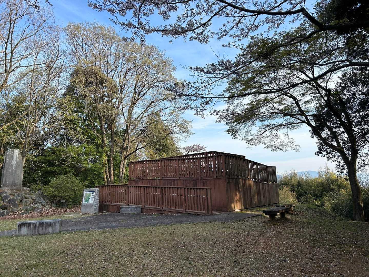更に下山すると、展望台が✨
ここからもと来た登山口までは10分ほど🚶‍♀️
左の看板、近寄って見てみると…