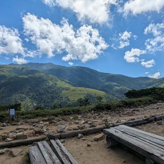 登りはじめて3時間なのでベンチで休憩！
