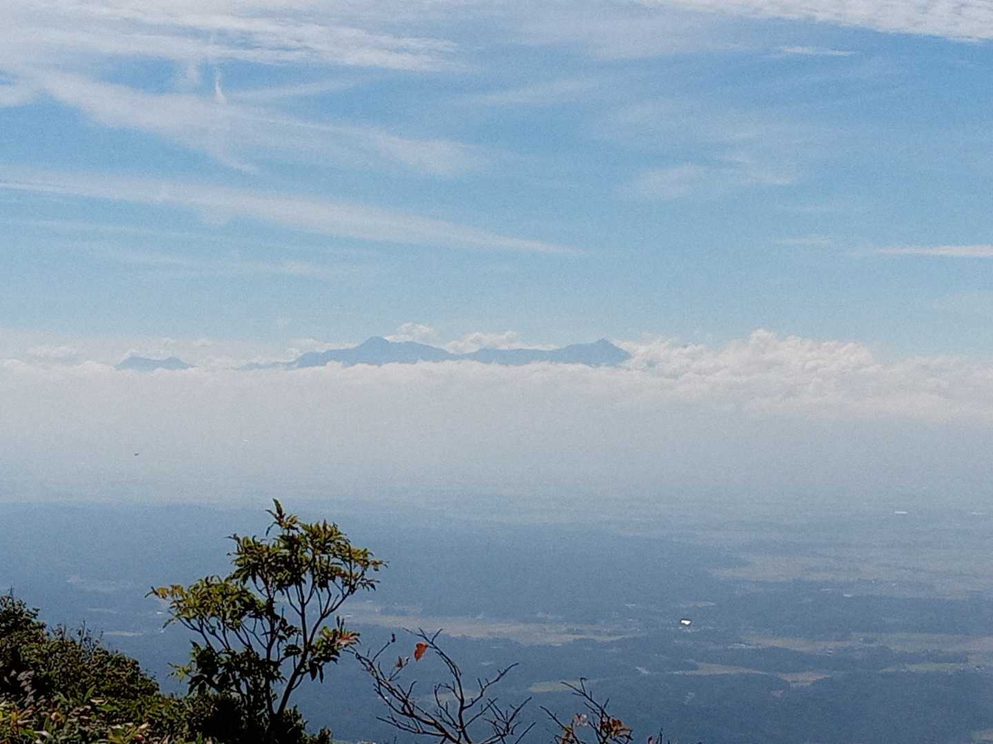左から黒姫山、妙高山、火打山。