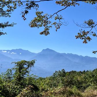 下山完了✅
無事の下山を甲斐駒様が出迎えてくれました🙏
さて、予定より早く降りて来られたので一安心♪
帰ってチョージョのお迎えまでも余裕がありそうだ😌
今日も時間を気にしながらの山行でしたが、それでも10キロ歩けて大満足😊
早いこと行事・予定無し、コンディション良しでの山行にのぞみたいものです😂
まあこの時期は毎年こうだから仕方ないか‥

お疲れ⛰️でしたー😆