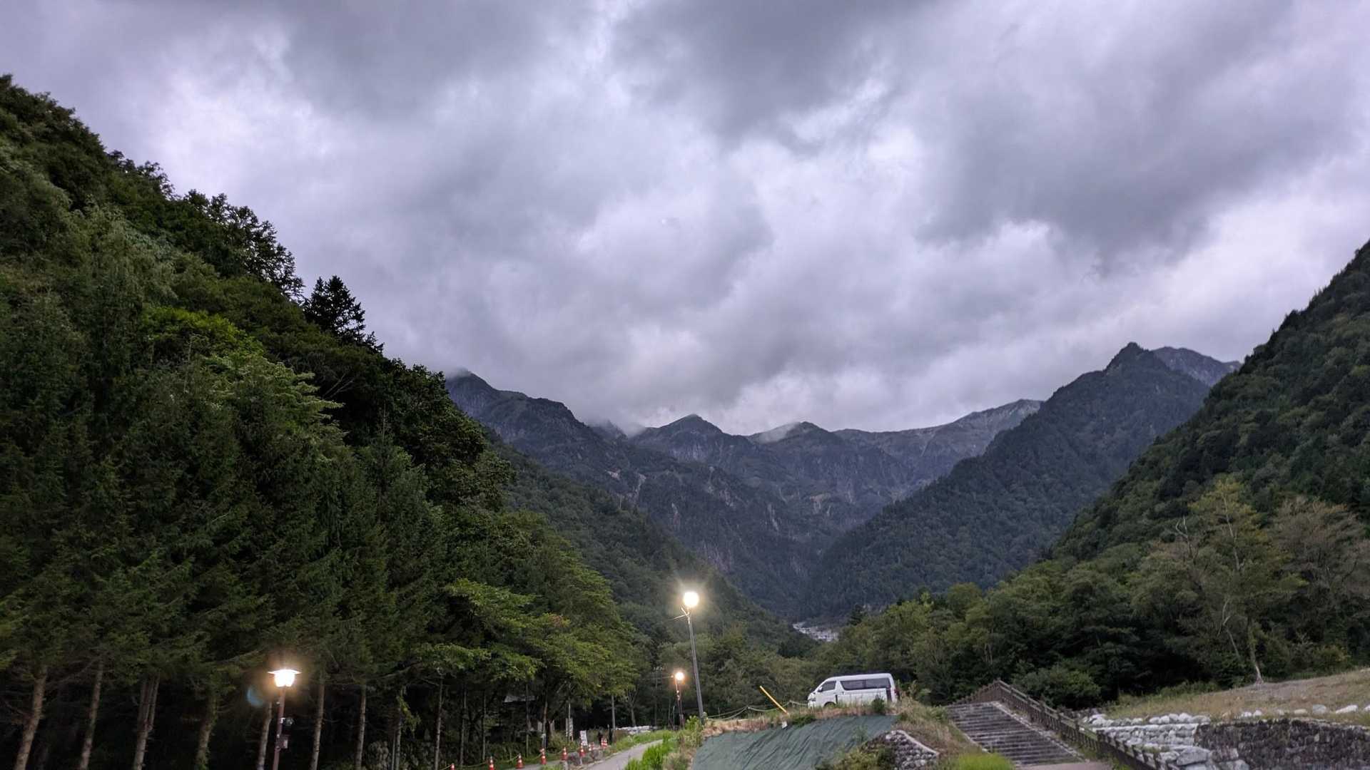 笠新道がある山並みを望む