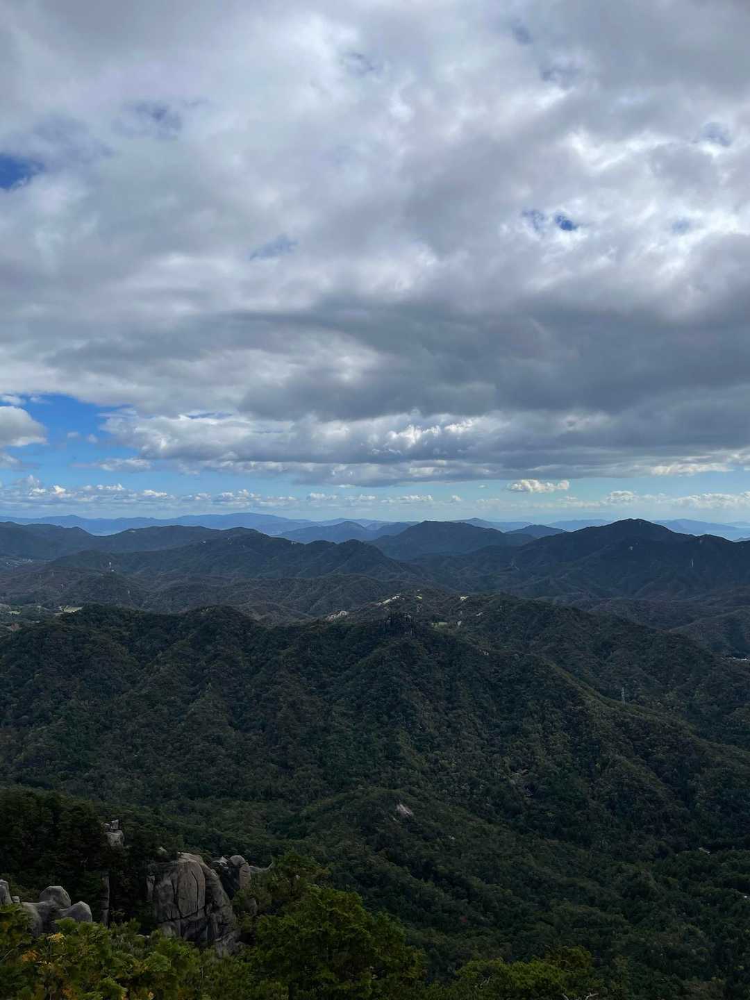 夕陽岳山頂からの眺望です。
真ん中右端に傘山、真ん中に経小屋山、その左に弥山が見えます。