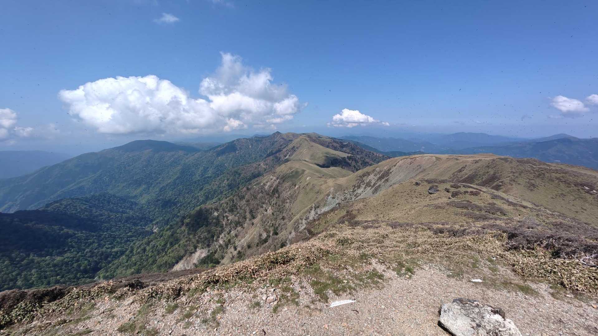 さぁ行くよ第二章の四国山地！
今日はピーク踏破より、この縦走路を満喫が目的じゃけぇ✨