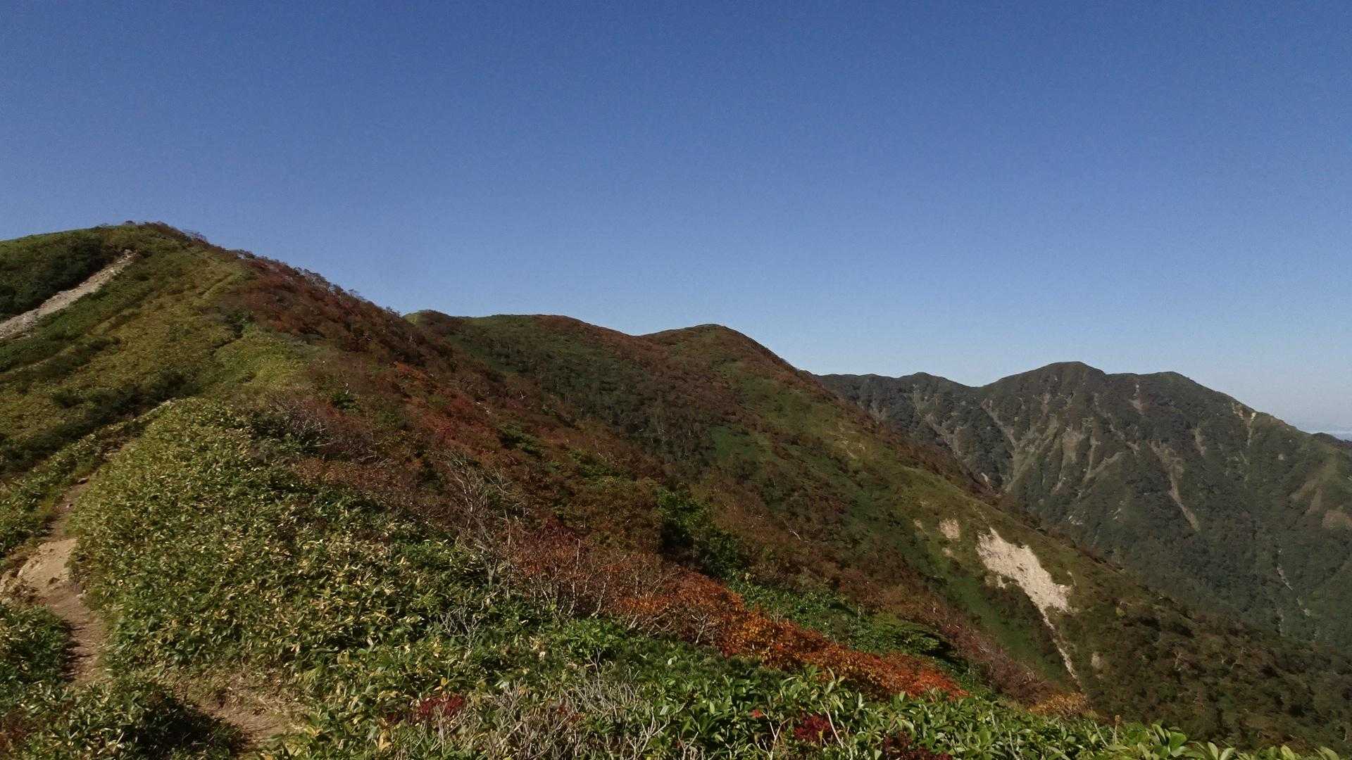 標高約1760ｍの稜線登山道から今日目指す山々が視界に入って📸
左端がお地蔵様が待ってる流石山と中央が大倉山
右端は福島県の三倉山だけど大倉山から往復2時間なので行けそうにないのでパス