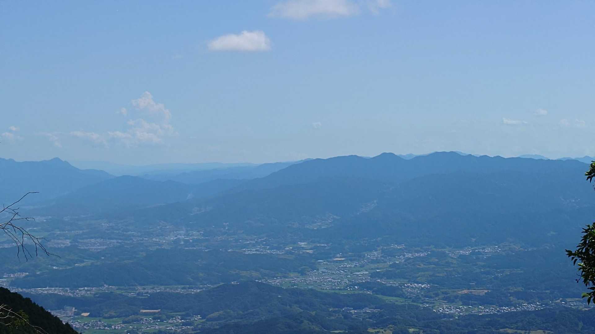 崩落地から奈良盆地を眺める