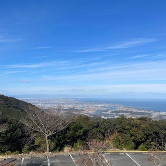 朝熊倶楽部のスタンプと下山用の水を調達に山上公苑まで来ました。
今日もステキな眺望🤗