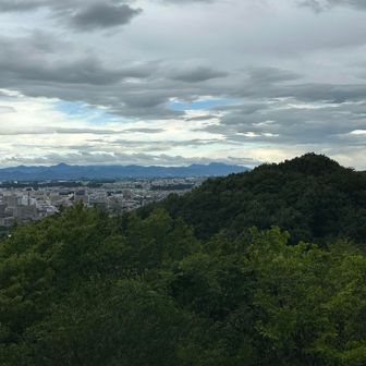 北西方向。晴れ間も見える。