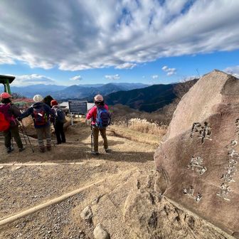 マダム4人組が見ている先に、
快晴なら富士山が見えている🗻