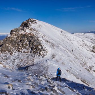 横岳へ向かう
途中途中、風で吹っ飛ばされそうになる
