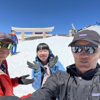 奥宮でフジサクヤさんとバッタリ、Kannaさんと3人で記念写真撮らせもらいました。