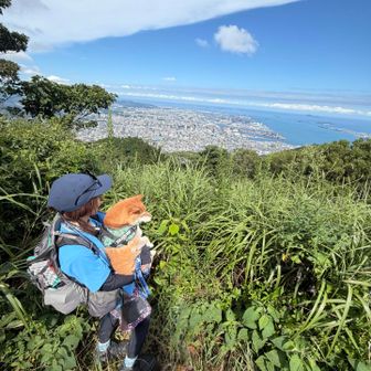 山頂で会った人が偶然写真家で
この角度から撮ってもらった

雲、青空、海、町、緑、親子、、
きれい！

いやさすがだわ✨✨
本当にありがとうございます😊
