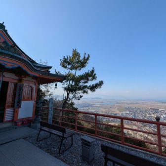 北向岩屋十一面観世音菩薩

この堂の奥に岩屋があり、高さ55cmほどの石造の観音様が祀られています。
テラスは琵琶湖側と反対東側の眺望まで楽しむ事が出来る空間が広がっており、最後の眺望を楽しんでから下山しました。