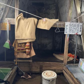 ストーブ、石油、ガスカートリッジなどが置いてありました
最近雨の山行が多いなぁと思ってましたが、よく考えたら前は天気悪いと中止にしてただけかも🤣
思い出に残る楽しい山形遠征でした
