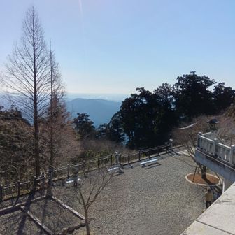 天気は良いが遠くは霞んでる
下のベンチでセブンで買ったパンを食べる