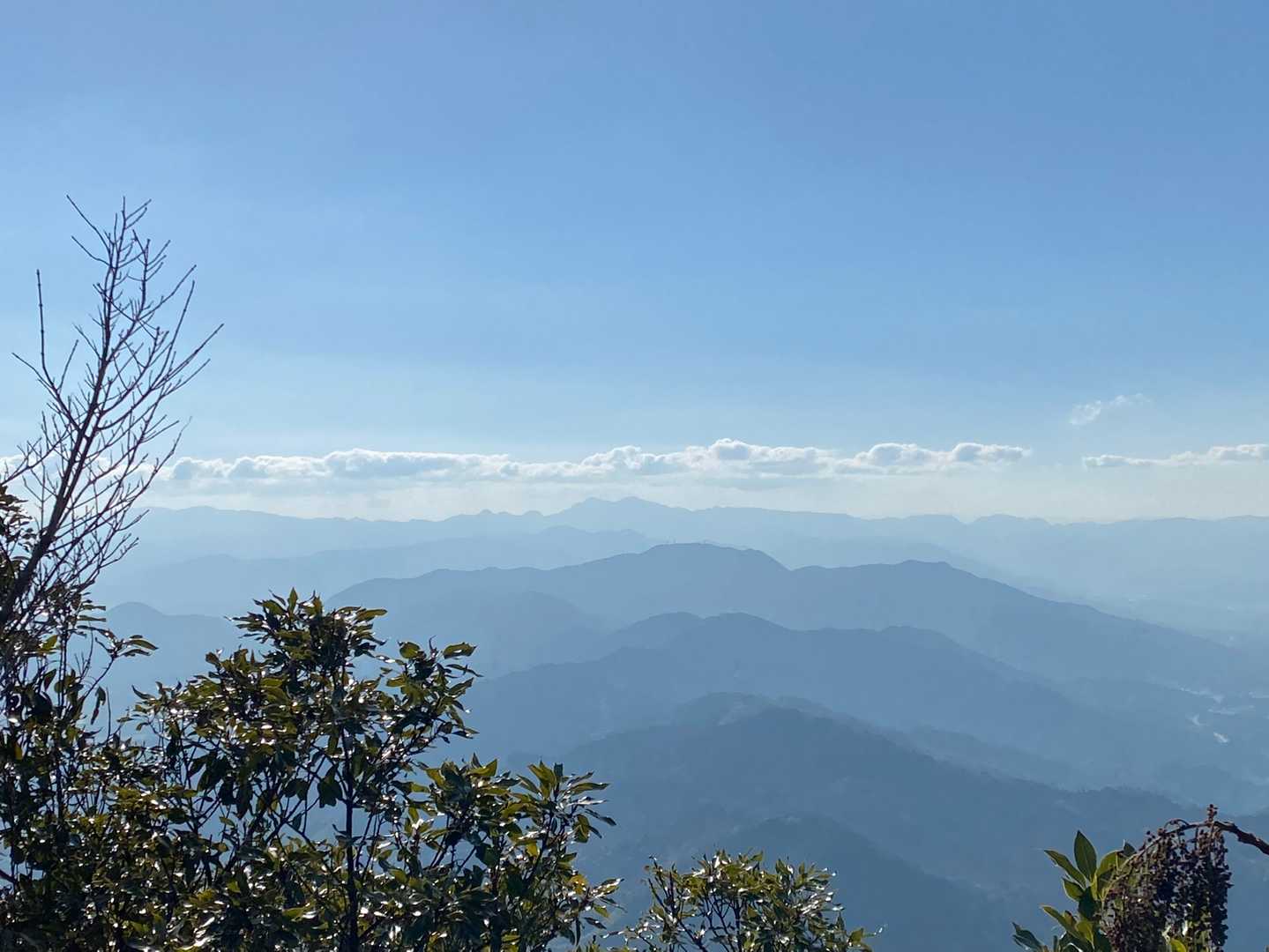 下山口付近のビュー。山、山、山。そして奥に英彦山。