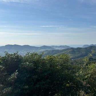 このお山は晴れてればトレッキングシューズなしでもいけますね。
あれは串山連山かな？