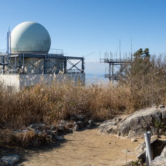 山頂のレーダドームの奥に見えるのは