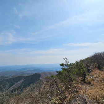 では少し先にある南峰を目指そう。