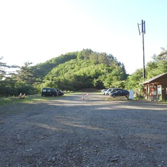 [小袖乗越駐車場]
平日5:30の時点で先客6台。
今日は急がないので余裕を持って早めに出発。