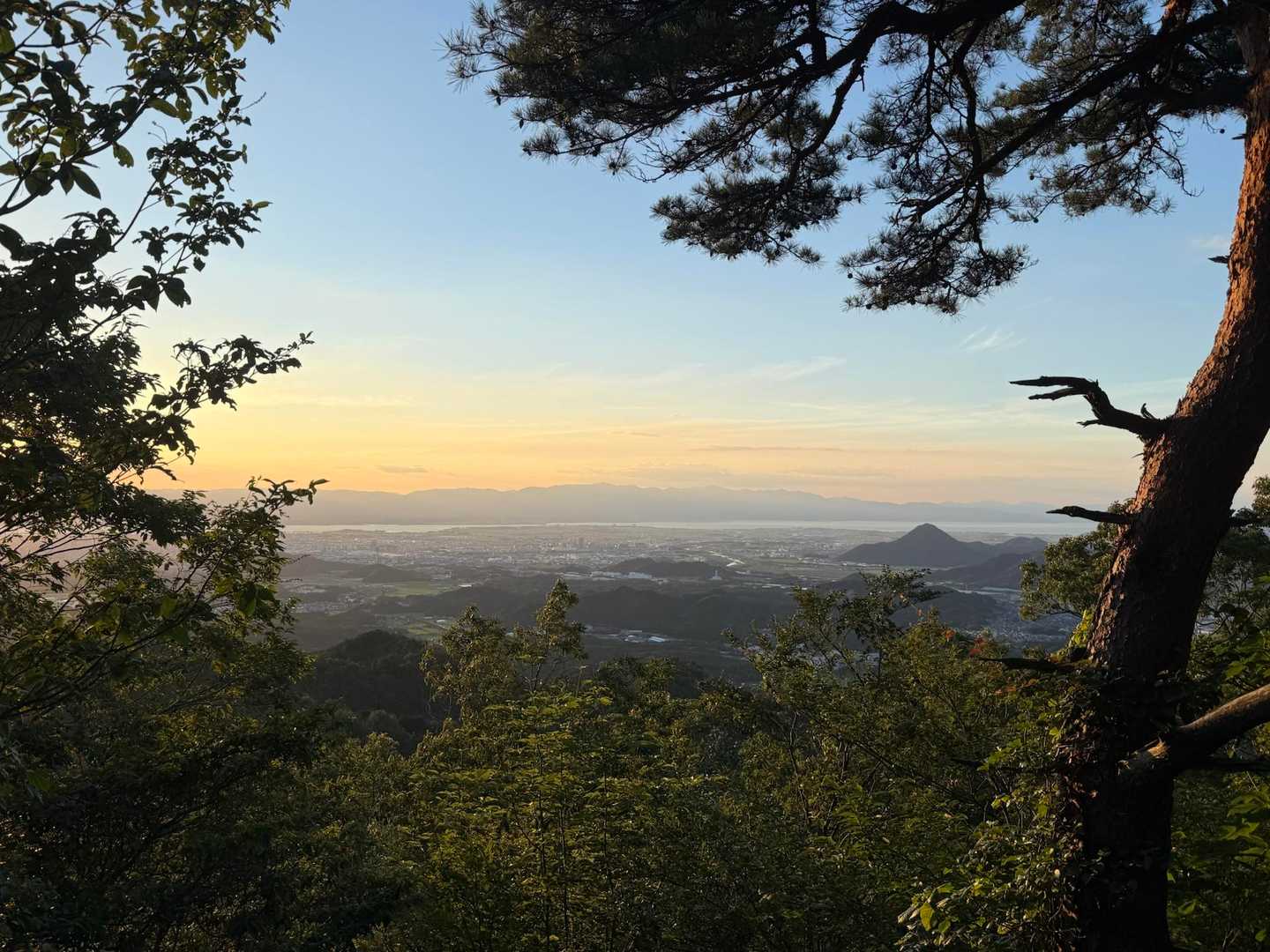 夕暮れ
はよ下りんと暗くなりそ
三上山（近江富士）も見えてます