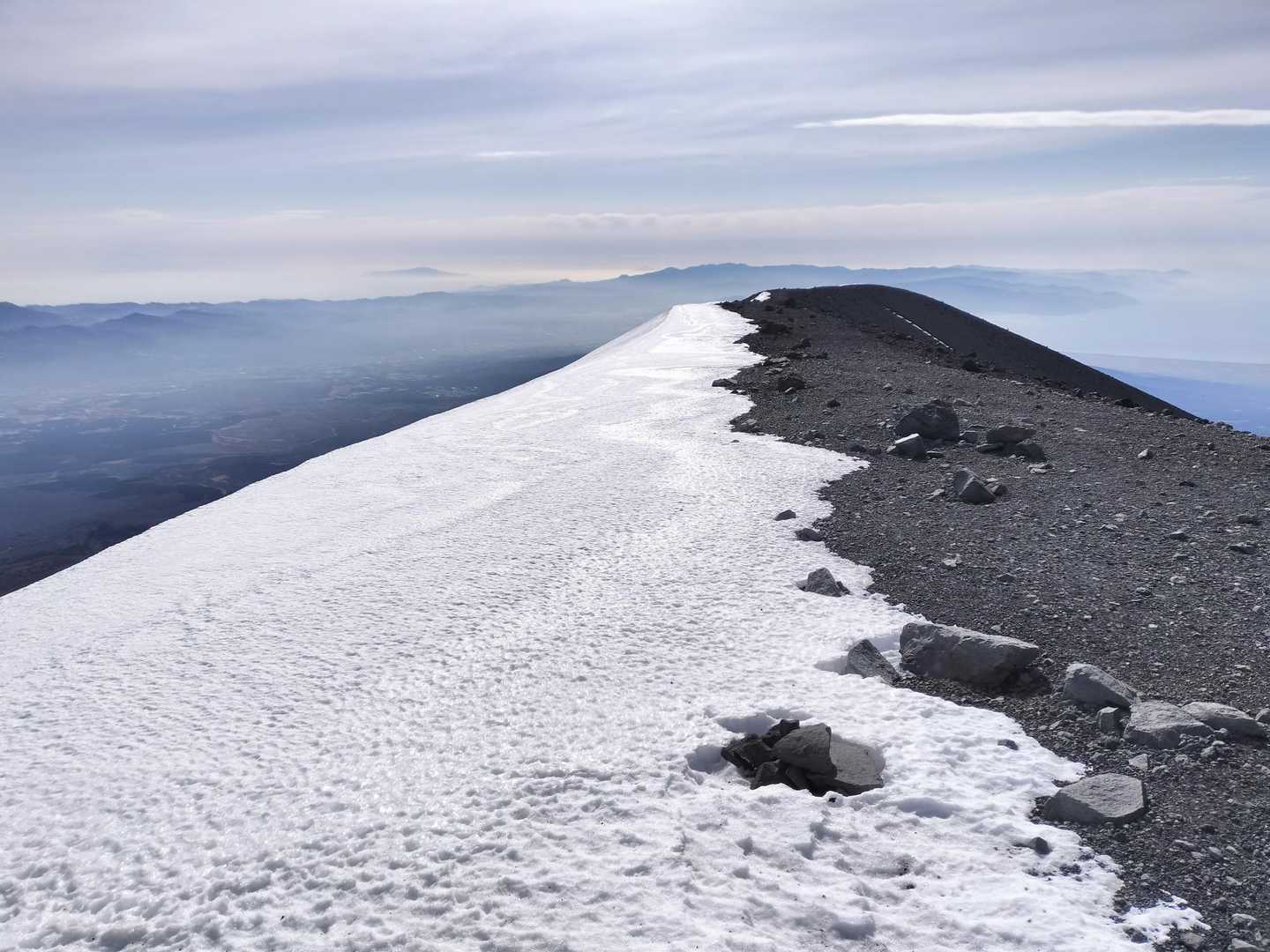 耐風姿勢で風が緩んだ時に進む感じ！
須走側は雪というか氷っぽい
落ちたら止まれなさそう⚠️

顔に容赦なく砂が当たって痛い💦