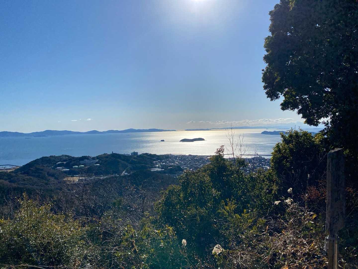 砥神山山頂から、三河湾を望む