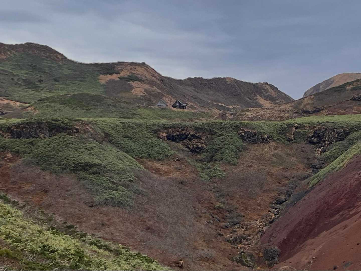 至るところに、火山の荒々しい姿が残っています
