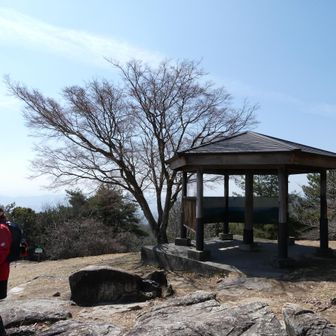 山頂で少し早い燃料補給を済ませてから、岩屋方面に向かいます