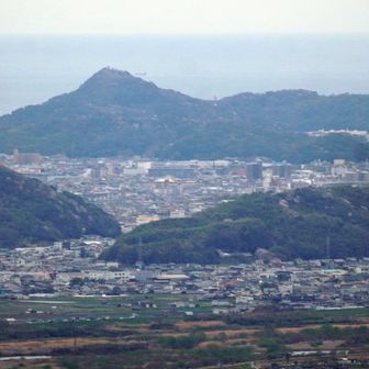 高津子山(章魚頭姿山)
左前方に大日山、右に花山
