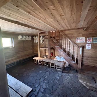 避難小屋の中。キレイです