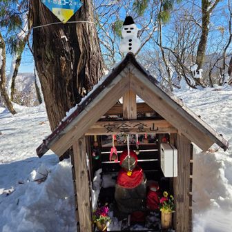 お地蔵様の上に⛄置いた！
って、すぐ滑り落ちた～！😅