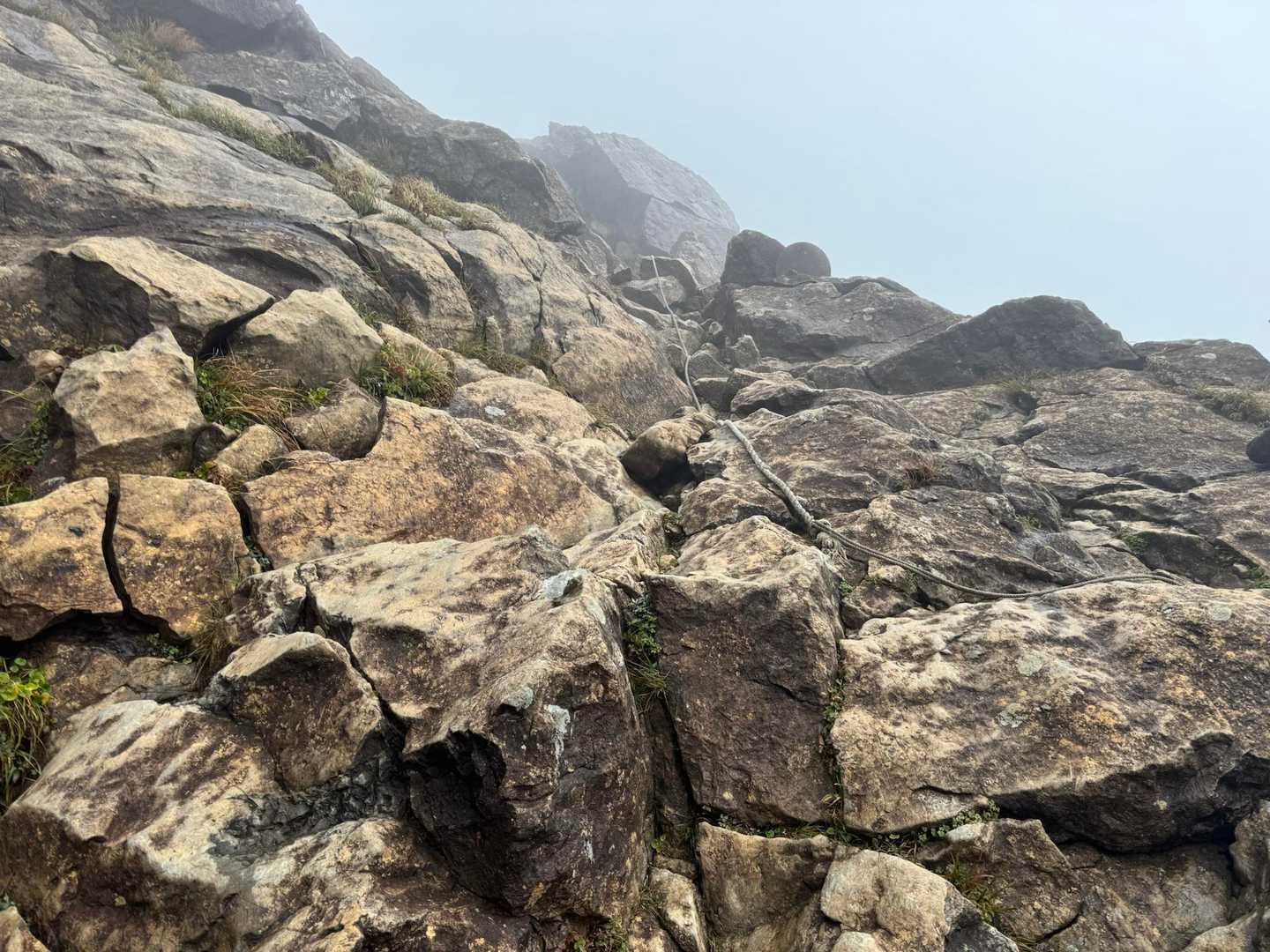 早池峰山の核心部に来ました。ここからはストックをしまって、しっかり手を使ってロープ場を登ります。