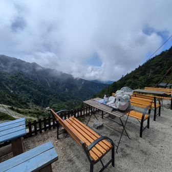 木曽殿山荘のベンチで休憩😌。