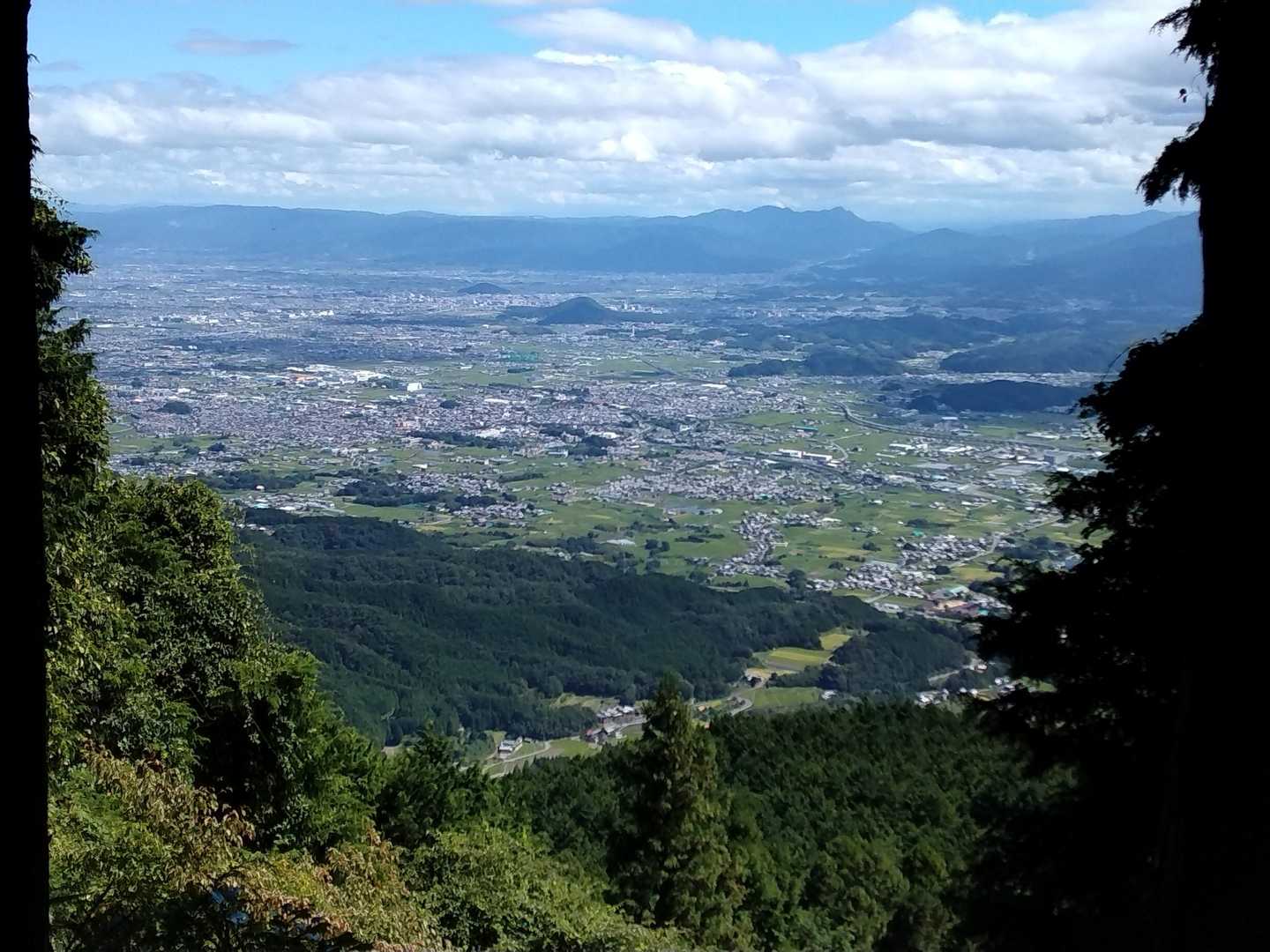 パノラマ台からの眺め、大和盆地の奥に、額井岳や貝ヶ平山を望む。