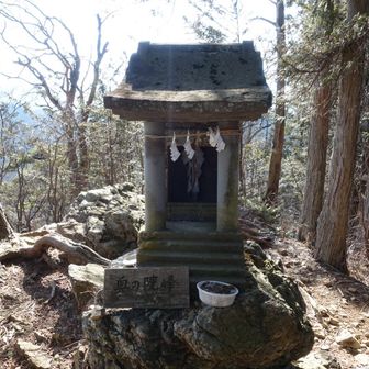 奥の院峰に立ち寄った。折角だから、寄って行こうと軽い気持ちでいたが、ここは登るにはややハードな岩場を通過する必要があった。